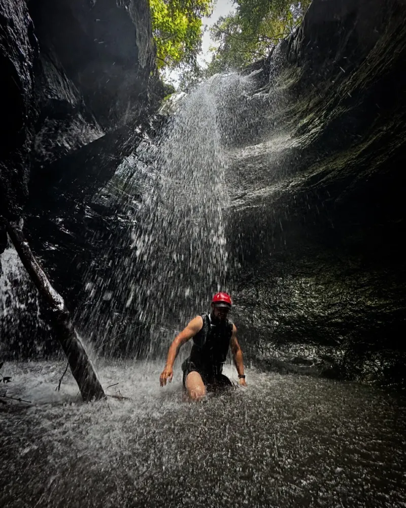 Descenso a través de una cascada
