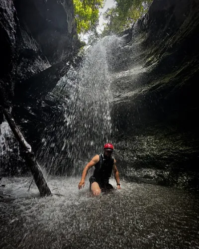 Aventura de cañoning en aguas cristalinas