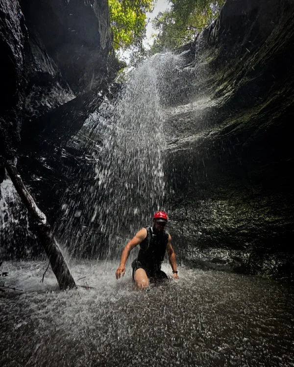 Aventura de cañoning en aguas cristalinas