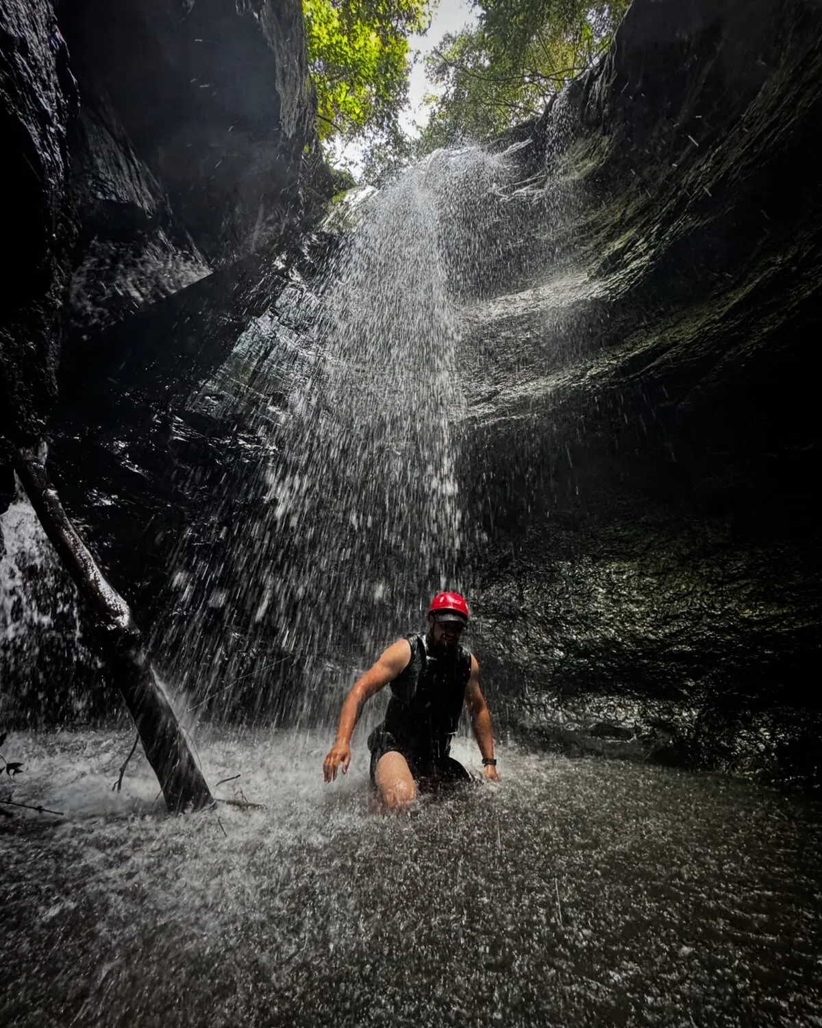 Descenso a través de una cascada