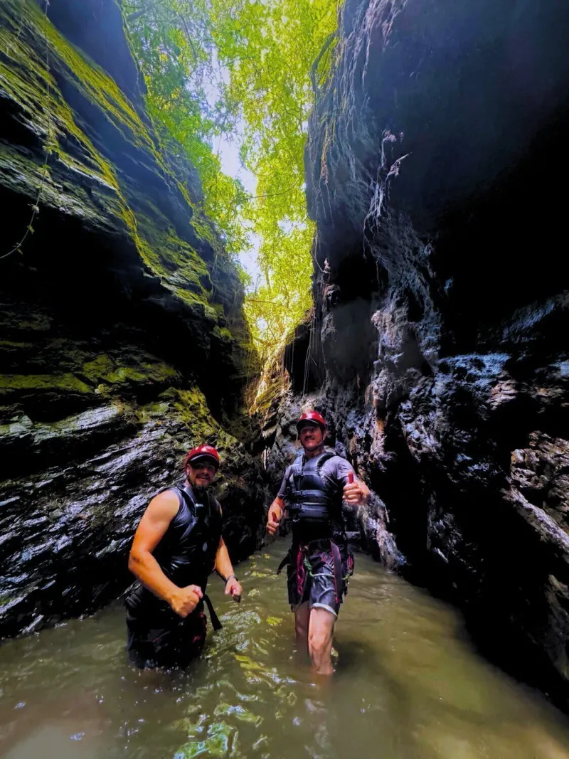 Excursionistas en un hermoso sendero del bosque