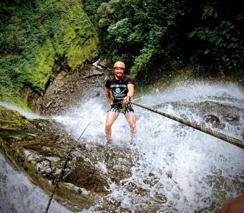 Descenso en rappel por una pared de roca natural