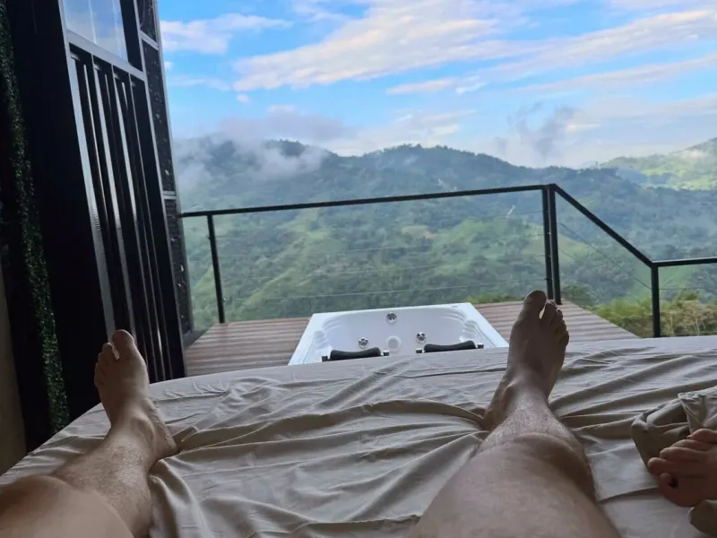 Vista del valle desde la cama de la Cabaña Bagüe