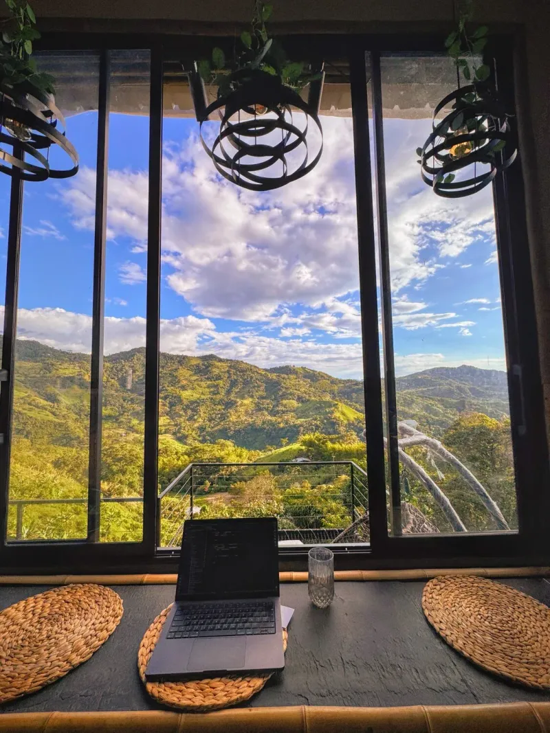 Vista nocturna de la cabaña