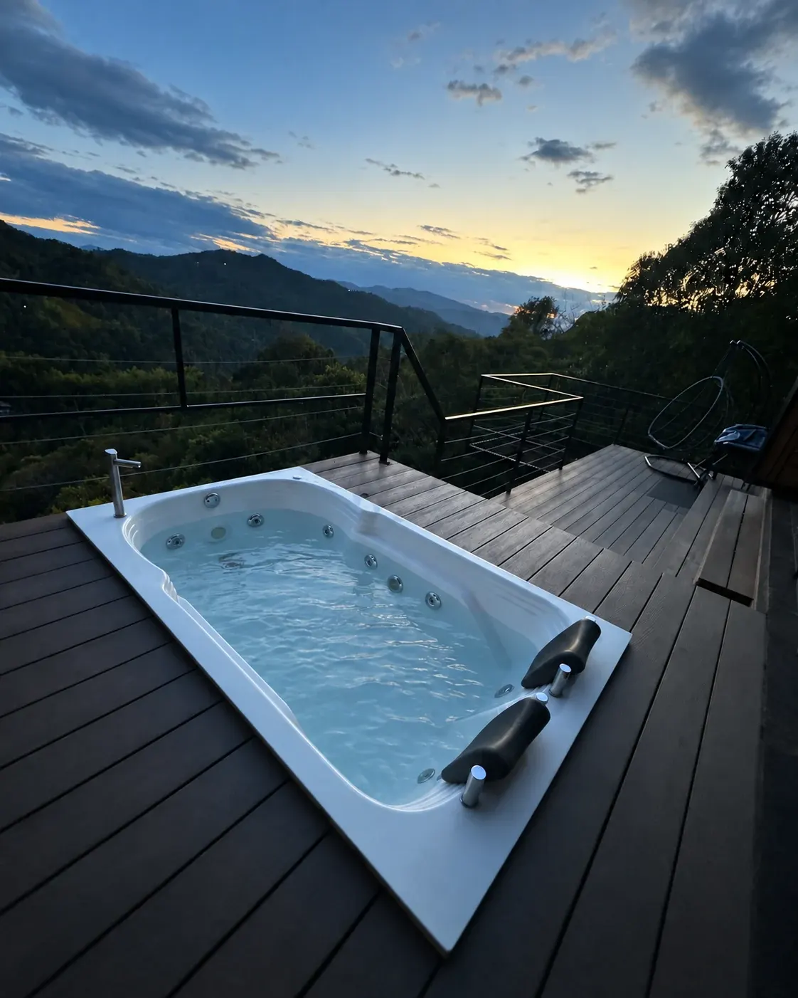 Jacuzzi privado en la terraza al atardecer con vista a las montañas de Vergara