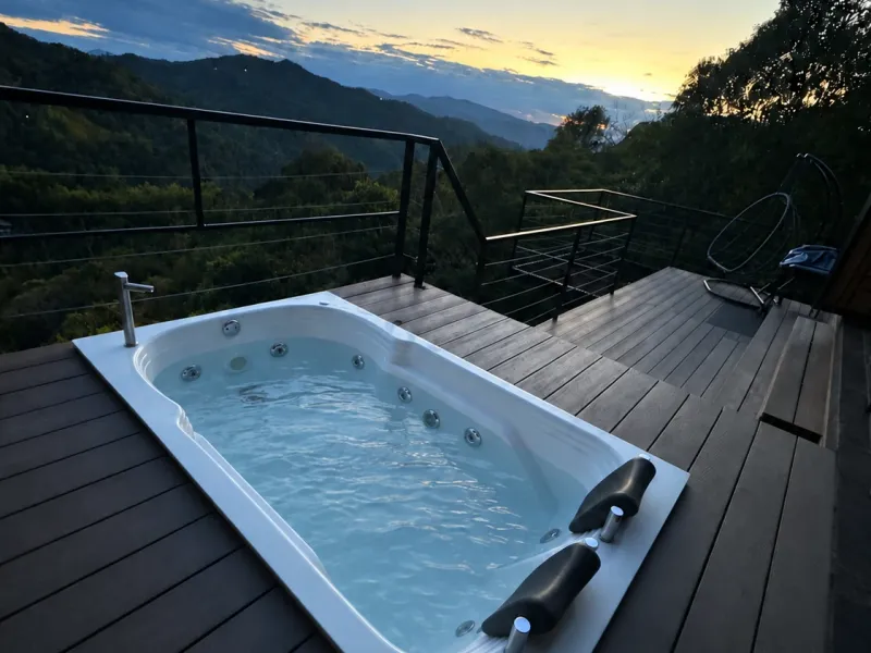 Jacuzzi privado lleno en la terraza de Bagüe al atardecer
