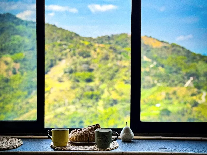 Desayuno para dos frente a la vista del valle de Vergara